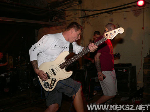 060901-1100-hold_x_true.jpg